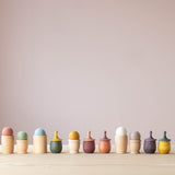 Grapat Little Things in verschiedenen Farben in einer Reihe aufgestellt mit anderen Holzbechern von Grapat.