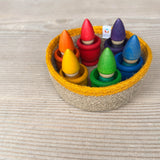 Das Kokomoo Bunte Zwerge Spielset für Babys ab 1 Jahr. Die Grapat Tomtens Holzzwerge in Regenbogenfarben stehen in den Grapat Mates Töpfchen und alles zusammen im Jutekörbchen.