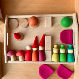 Kokomoo Geschenkset Freunde im Wald mit Tablett, die Spielfiguren aus Holz, die Holzplättchen, Kugeln, Kegeln, Quader und Pilze sind am Tablett sortiert, Filzkappen und Hüte sind auch dabei.