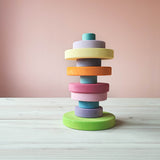 Grimms Scheibenturm in pastell kunterbunt aufgesteckt auf den Steckturm, Groessen und Farben der Scheiben durcheinandergemischt.