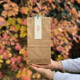 Eine Kokomoo Wundertüte, in der Luft gehalten von zwei Kinderhänden.