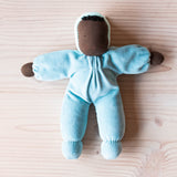 Kuschelpuppe "Aqua" von Grimms mit hellblauem Pyjama und blauer Haube.