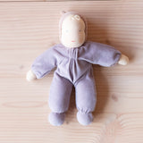 Kuschelpuppe "Viola" von Grimms mit fliederfarbenen Pyjama und rosa Haube.