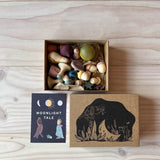 Die offene Verpackung vom Set Grapat "Moonlight Tale": die Holzfiguren sind zu sehen, daneben liegt das kleine Büchlein mit der Geschichte.