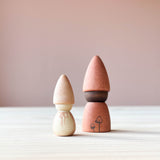 Zwei verschieden kleine Spielfiguren aus Holz in rosa von Grapat "Moonlight Tale".