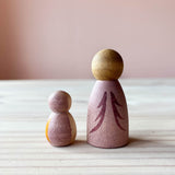 Zwei verschieden kleine Spielfiguren aus Holz, lila bemalt, von Grapat "Moonlight Tale".