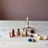 Die 22 verschiedenen Spielmaterialien von Grapat Moonlight Tale stehen und liegen herum, die Pilze sind teilweise zu einem Turm gestapelt.