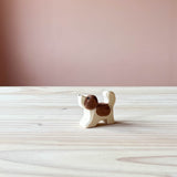 Kleiner Bernhardinder von Ostheimer mit Kopf in die Höhe schauend - eine beliebte Spielfigur aus Holz für Kinder.