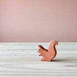 Kleine Spielfigur aus Holz für das freie Spiel: Ostheimer Eichhörnchen in braun, sitzend.