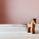 Eine beliebte kleine Holfigur zum Spielen. Das Ostheimer Fohlen in braun mit Baumwollschweif.