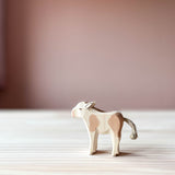 Ostheimer Kalb Holzfigur zum Spielen braun stehend mit Blick nach links.