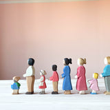 Ostheimer menschliche Spielfiguren stehen in einer Reihe und schauen alle nach links.