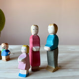 Die Ostheimer Spielfiguren Mama blond, Papa blond, kleine Tochter und Zwerg Mo.