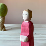 Die Ostheimer Spielfigur Mama blond ganz nah, sodass die Struktur des Holzes und die Lasur gut zu erkennen sind.