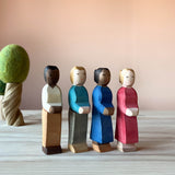 Spielfiguren von Ostheimer aus olz in einer Reihe, von links: Papa dunkel, Papa blond, Mutter dunkel, Mutter blond.