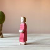 Die Ostheimer Spielfigur Mama blond aus Holz.