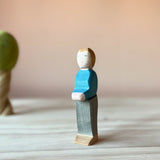 Die Spielfigur Vater blond von Ostheimer aus Holz.