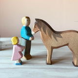 Die Spielfigur Vater blond , Pferd braun und kleine Tochter von Ostheimer aus Holz.