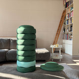 Acht aufeinander gestapelte Stapelstein Original in einem Wohnzimmer. Sieben davon sind dunkelgrün, nur der zweite von unten inst mint. Daneben liegt ein dunkelgrünes Stapelstein Balance Board.