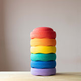 6 Stapelsteine® Classic in Regenbogenfarben zu einem Turm gestapelt, unten lila, dann blau, dann grün, dann gelb, dann orange und ganz oben der rote Stapelstein.