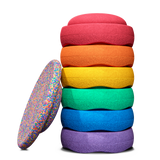 Ein gestapeltes Stapelstein Bundle Classic in Regenbogenfarben, daran lehnt ein Confetti Board.