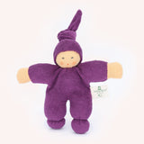 Kleine, weiche Wichtel Stoffpuppe von Nanchen mit violettem Gewand und Zipfelmütze.