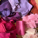 Filzreste in verschiedenen Rosa- und Lilatönen als Filzreste-Paket "Blüten" für freies Spiel oder basteln.