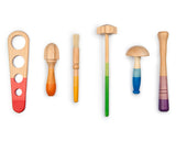 Die sechs verschiedenen Werkzeuge des Grapat "Tools" Handwerkzeug Spielset aus Holz nebeneinander.