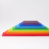 Grimms Regenbogen Bauplatten in rechteckiger Form übereinander gestapelt zu einer Pyramide.