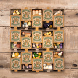 12 kleine Verpackungen von Grapat Lucky Lucky 3. Edition halb geöffnet mit einem Blick auf den Inhalt - viele verschieden Spielfiguren aus Holz.