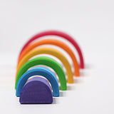 Der kleine Regenbogen von Grimms in den klassischen sechs Regenbogenfarben, nach hinten auseinander geschoben, ganz vorne der kleinste innere Bogen, ganz hinten der große rote Regenbogen.