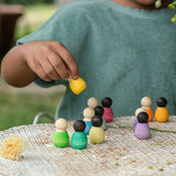 Babys im Kokosnest dunkel