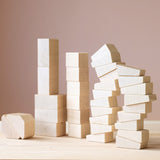 Bausteine Follies Mix in verschiedenen Größen und Formen, wie Quader, Würfel und Keile sind teilweise aufgestapelt.