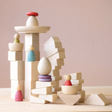 Ein fantasievollen Bauwerk aufgestapelt aus den geriffelten Folllies Mix Bausteinen und anderem Spielmaterial aus Holz.