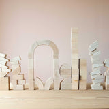 Bögen und Türme nebeneinander, gebaut aus den verschieden geformten Bausteinen von Follies Mix.