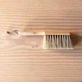 22 Zentimeter kleiner Handbesen aus Holz mit Naturborsten zum Kehren für Kinder.