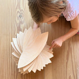 Petals Platforms Holzplatten von Grapat in einer Wendeltreppe gestapelt aufgebaut.