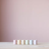 Die 6 kleinsten Holzbecher "Nest Bowls" von Grapat in einer Linie nebeneinander, von vorne fotografiert.