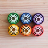 Die 24 Holzbecher "Nest Bowls" von Grapat in einem 3 mal 2 Raster nebeneinander, von oben fotografiert. Die vier Becher in den verschiedenen Größen und Farbschattierungen sind jeweils ineinander gesetzt.