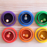 Die 6 großen Grapat "Nest Bowls" Holzbecher" mit farblich passenden Nins und Holzringen in einem 3x2 Raster zusammengestellt.