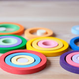 Ein paar Holzringe "Nest Rings" von Grapat in verschiedenen Größen nebeneinander und ineinander aufgelegt.