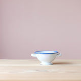 Das kleine Emaille Nudelsieb zum Spielen für Kinder, weiß mit blauem Rand.