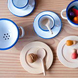 Frühstück in der Puppenküche. Mit Emaille Kaffeegeschirr und einem kleinen Emaille Nudelsieb, Holzteller und Holzkochlöffel.