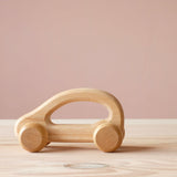 Das Greifauto aus Holz für Babys von Kokomoo.