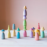 Alle Grapat Fancy Nins Spielfiguren aus Holz aufgestellt, manche gestapelt.