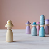 Die zart gelbe Spielfigur mit farblich passendem Hut vorne, hinten stehen Grapat Fancy Nins in Blau- und Lilatönen.