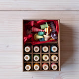 Die Grapat Fancy Nins Spielfiguren aus Holz in ihrer Verpackung.