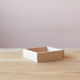 Kleine, quadratische Holzbox für Spielsachen von Grapat.