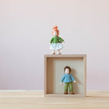 Die Garapt Holzbox wird aufgestellt zum Setzkasten, darin ein Waldorf Biegepüppchen "Bub", darauf steht ein weiteres Biegepüppchen.