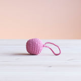 Ein altrosa Häkelball mit Schlaufe von Kokomoo.